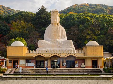 Ryozen Kannon, Een Monumentale Boeddha Voor Bijna-Hemelse Bespiegelingen!