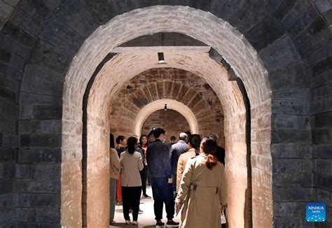 De Mausoleum van Cao Weiyuan: Een monumentale reis door de tijd en een ode aan Chinese tradities!