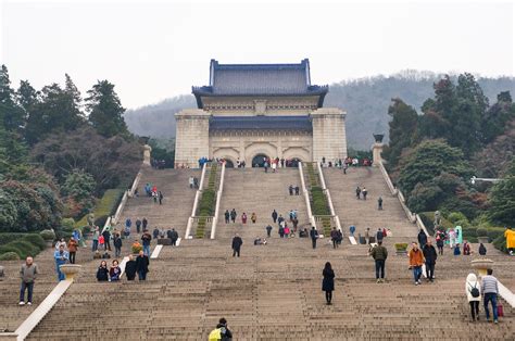 De Sun Yat-sen Gedenkhal: Een Monumentale Oase van Geschiedenis en Kalmte!