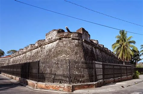  Fort Pilar: Een bastion van geschiedenis en religieuze devotie!